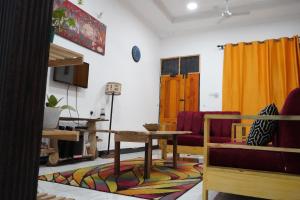 sala de estar con mesa y sofá en 2 Bedroom spacious Cozy Home in Kigamboni,10 min Walk to Beach en Dar es Salaam