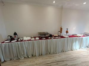 uma mesa num quarto com uma toalha de mesa branca em Swet Palash Resort em Purulia