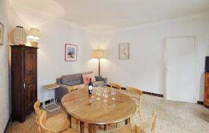 Ruang duduk di 2 Bedroom Amazing Home In Collioure