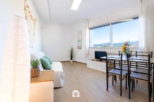 ein Wohnzimmer mit einem Tisch und einem Esszimmer in der Unterkunft Mediterranean Way - Panoramic in Cambrils