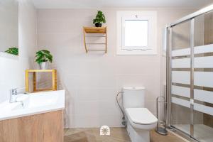 ein Bad mit einem WC, einem Waschbecken und einem Fenster in der Unterkunft Mediterranean Way - Panoramic in Cambrils