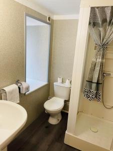 a bathroom with a toilet and a sink at Set A Table in Broons