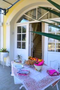 克雷斯佩拉諾的住宿－Lotus Country House，门廊上的桌子上放着水果