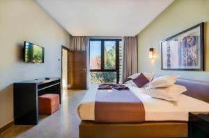 Postel nebo postele na pokoji v ubytování Al Maaden Villa Hotel & Spa