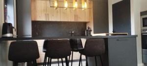 Kuchyň nebo kuchyňský kout v ubytování Domaine Les Tamaris - Portes du Soleil - Villa 3 chambres avec Jardin - Climatisation - Accès Animations et Piscines inclus !