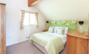 ein Schlafzimmer mit einem Bett und einem Fenster in der Unterkunft KingFisher Hot Tub & log Burner house on Premium lakeside with Resort Facilities in Saint Columb Major + 35 Fotos