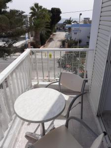 uma mesa e duas cadeiras numa varanda em Your Second Home 2 em Kámpos