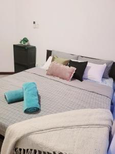 Posteľ alebo postele v izbe v ubytovaní Traveller's casa closer to highway
