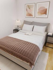 a bedroom with a large bed with white sheets at Big & Relaxing House Near Spitafields Market in London