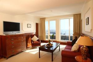 TV a/nebo společenská místnost v ubytování ATLANTIC Hotel Wilhelmshaven