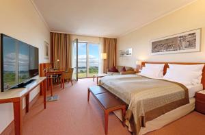 TV a/nebo společenská místnost v ubytování ATLANTIC Hotel Wilhelmshaven
