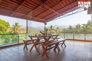 Balkón nebo terasa v ubytování StayVista's Firefly Mountain Retreat - Villa with Private Pool, Gazebo & Terrace