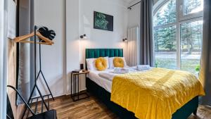 ein Schlafzimmer mit einem Bett und einem großen Fenster in der Unterkunft Apartament Luxury 3 sypialnie, Sauna i Klimatyzacja - 5D Apartamenty in Świeradów-Zdrój