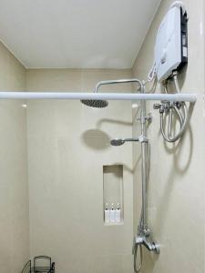 e bagno con doccia. di * * WV 2 Tranquil Haven a Città di Iloilo