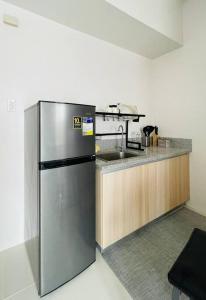 una cucina con frigorifero in acciaio inox e lavello di * * WV 2 Tranquil Haven a Città di Iloilo