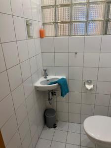 ein Bad mit einem Waschbecken und einem WC in der Unterkunft Haus Monika in Juist