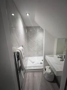 une salle de bain avec une douche, une baignoire et un lavabo dans l'établissement The Harbour Cottage, à Peterhead