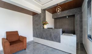 ウーティにあるTreebo Trend Skydale Premium Suites - 1500 Mtrs From Ooty Lakeのロビー(椅子付)、フロントデスク