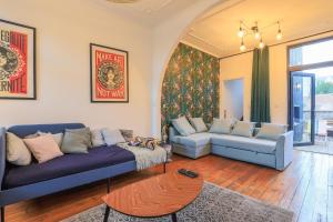 a living room with two couches and a table at Grande amiénoise hyper-centre, 2 Parkings, Terrasse, Vue, BBQ, Hamac, Salle de Jeux in Amiens