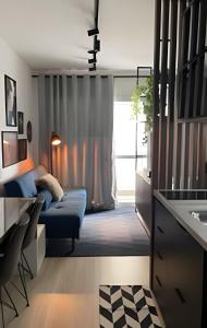 1 dormitorio con 1 cama y lavamanos en una habitación en Conforto e segurança na avenida Liberdade, en São Paulo