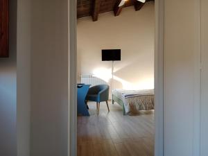 um quarto com uma cadeira azul e uma cama em Creta Rossa em Larino