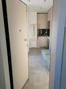 Zimmer mit einer Tür, die zu einer Küche führt in der Unterkunft dreamy loft at 10th floor in Thessaloniki
