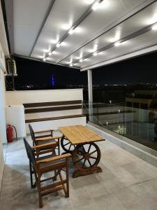 einen Tisch und zwei Stühle auf einem Gebäude in der Unterkunft dreamy loft at 10th floor in Thessaloniki