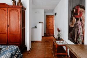 een woonkamer met een bank en een tafel bij Hotel Finca Duende - Adults Only in Hozanejos