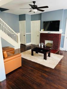 sala de estar con sofá y mesa de centro en Cozy Room in Private Home, en Irvington