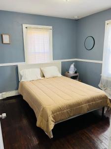 Katil atau katil-katil dalam bilik di Cozy Room in Private Home