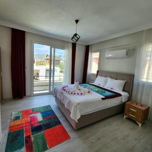 1 dormitorio con cama y ventana grande en Villa Can Fethiye, en Fethiye