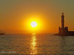 ハニア・タウンにあるCastle Innの海に沈む夕日の灯台