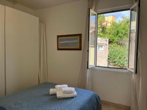 a bedroom with a bed and a window with towels at Appartamento S. Pietro in Rome