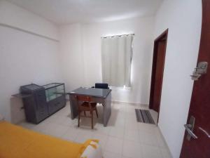 a room with a desk and a table and a window at Estudio en el Centro de Asunción in Asuncion