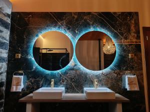 ペーゾ・ダ・レーグアにあるCasa do Romezalのバスルーム(洗面台2台、鏡付)
