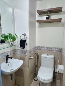 uma casa de banho com um WC e um lavatório em 2BR Condo Unit with Washer, INET, Desk Space, ground floor em Davao