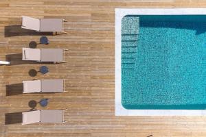 uma vista superior de uma piscina ao lado de um piso de madeira em Casa Felicidade em Carvoeiro