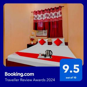 una camera d'albergo con letto con tende rosse di Flagship Hotel Narayani Palace a Kānpur