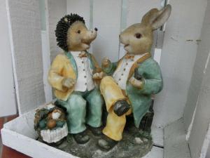 ブクステフーデにあるFerienwohnung Zentrum Buxtehudeの棚に座るうさぎ二頭の人形