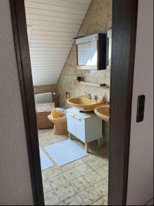 ein Badezimmer mit zwei Waschbecken und einem WC in der Unterkunft Galeriehaus in Münnerstadt