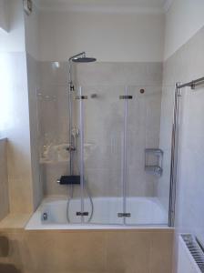 Koupelna v ubytování A cozy whole house near the airport and the beach