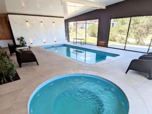 una gran piscina en una casa en La Bonita Suites Punta Colorada en Punta Colorada
