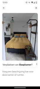 een slaapkamer met een bed en bij zomerhuis in Wijk aan Zee! 2 pers in Wijk aan Zee