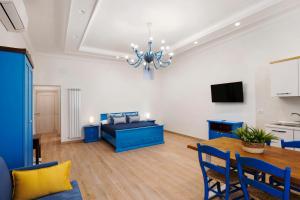 un salon avec un canapé bleu et une table dans l'établissement Partenope, à Castellammare di Stabia 8 autres photos