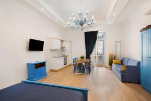 un salon avec un canapé bleu et une table dans l'établissement Partenope, à Castellammare di Stabia