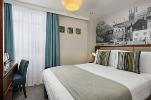 Postel nebo postele na pokoji v ubytování Seraphine Hammersmith Hotel
