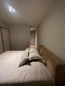 - une chambre avec un lit et 2 oreillers dans l'établissement Chez Victorine Zulte, à Zulte