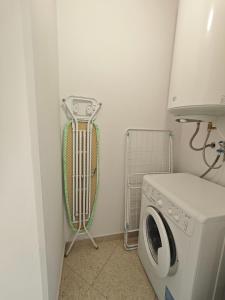 lavadora y secadora de ropa en un lavadero con lavadora en Alojamento King´s Village, en Albufeira