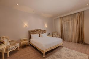 開羅的住宿－Riverside Hotel，卧室配有一张床和一张桌子及椅子
