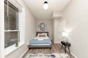 1 dormitorio con cama y ventana en The Secret West Loop Oasis for up to 4 guests - 5 minutes to United Center!, en Chicago
